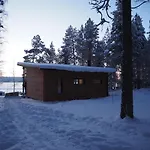 Scandinavian Lakeside Huvilat