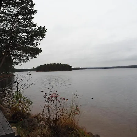 Scandinavian Lakeside וילה